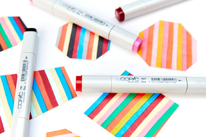 Diversi pezzettini di carta colorati con vari pennarelli Copic Classic